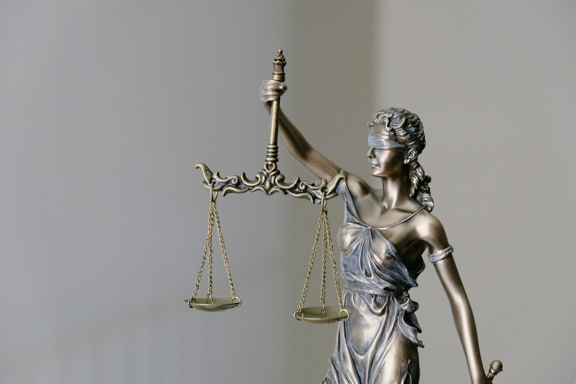 Estatua de la Justicia con balanza y venda — símbolo del derecho